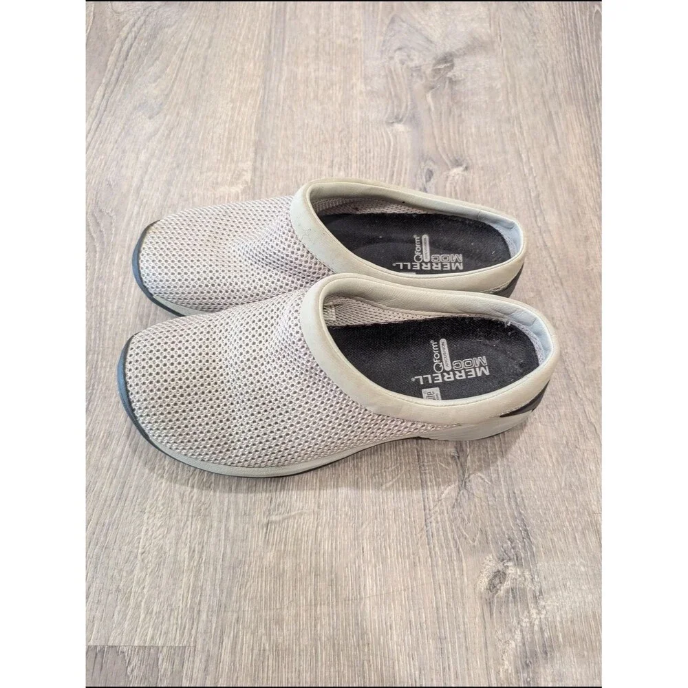 Merrell Womens Size 6 Slip-On Mesh Clogs in Light Gray and Black